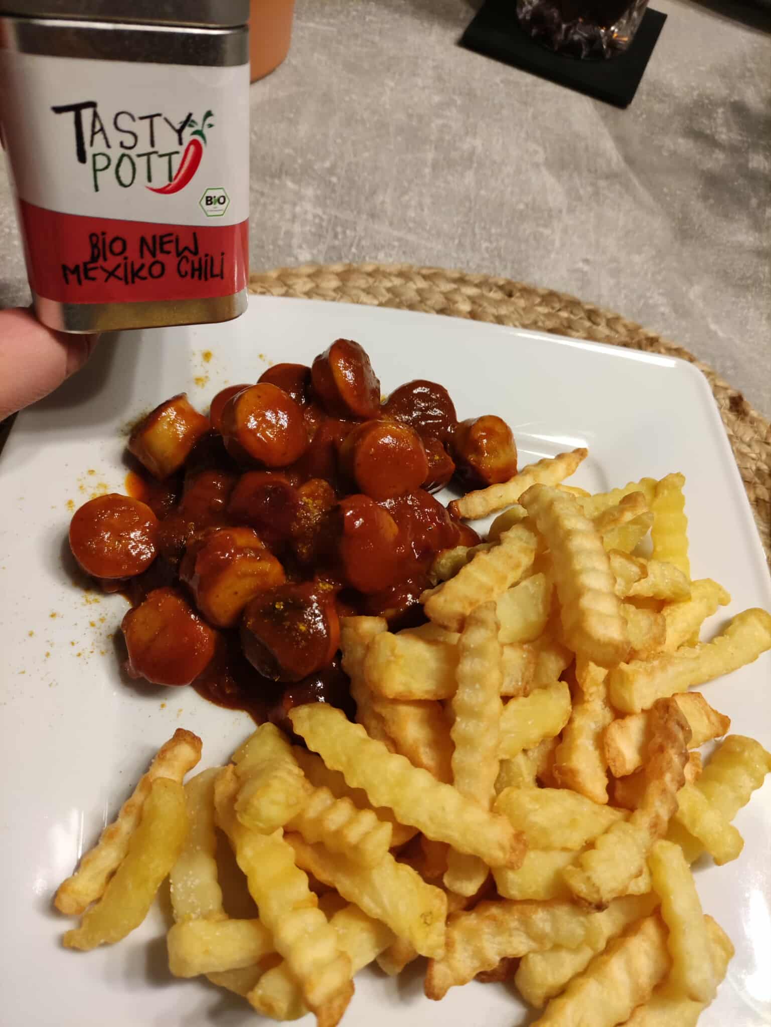 #Pommes Currywurst mit hausgemachter scharfer Soße 🔥